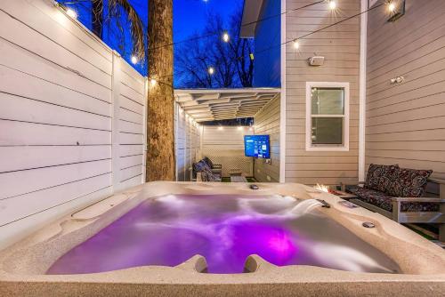 una bañera de hidromasaje en el patio trasero de una casa en Luxury 6BR/5BA + Hot Tub near DT, en San Antonio