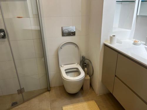 A bathroom at Charming apartment with sea view at Marina Village Herzliya