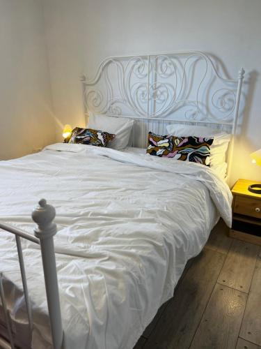 un letto bianco con due cuscini sopra di Charming apartment with sea view at Marina Village Herzliya a Herzliya B