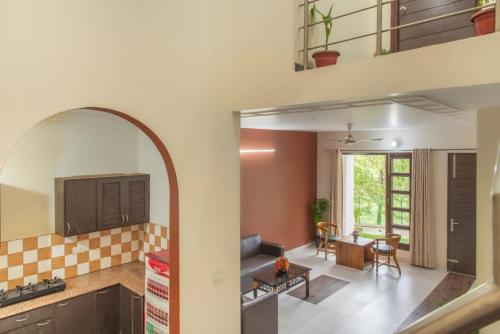 een open keuken en woonkamer in een huis bij kasauli villa in Dharmpur