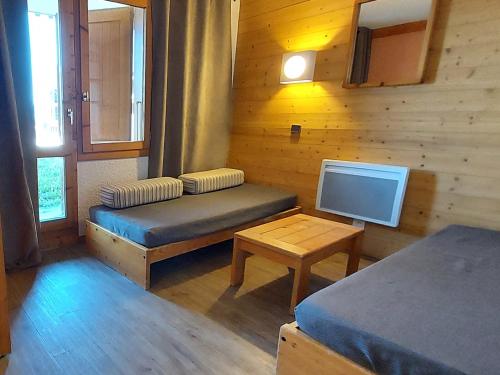 Appartement Valmorel, 1 pièce, 4 personnes - FR-1-356-279にあるシーティングエリア