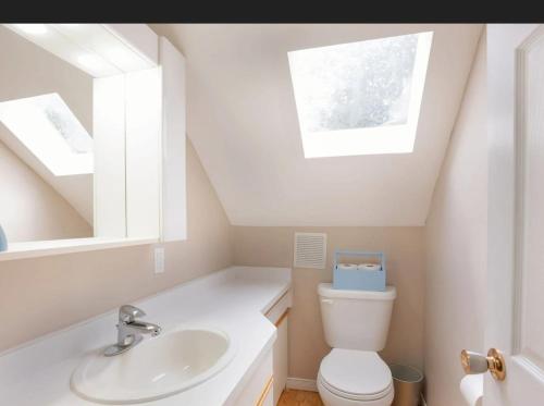 une salle de bain avec des toilettes blanches et un lavabo dans l'établissement Lovely waterfront private cottage with hot tub in Kawartha Lakes, à Head Lake