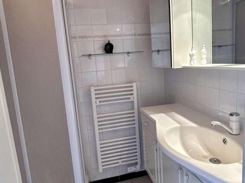 une salle de bain blanche avec un lavabo et un miroir dans l'établissement Appartement cosy 2 pièces 4 pers, proche télésiège, retour skis aux pieds - Vieil Alpe - FR-1-405-338, à Huez
