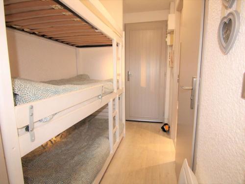 um quarto com 2 beliches e um corredor em Appartement Les Saisies, 1 pièce, 4 personnes - FR-1-594-318 em Hauteluce