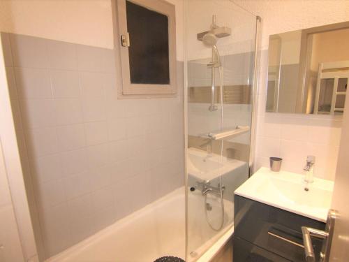 ein Bad mit einer Dusche und einem Waschbecken in der Unterkunft Appartement Les Saisies, 1 pièce, 4 personnes - FR-1-594-318 in Hauteluce