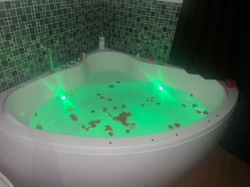 Sopetran Campestre Villa في سوبيتران: حوض الاستحمام مليء بالسائل الأخضر في الحمام