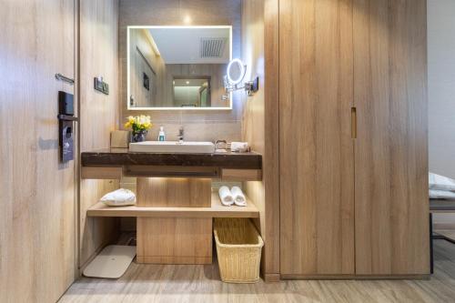 y baño con lavabo y espejo. en Atour Hotel Lanzhou Xiguan Zhengning Road en Lanzhou