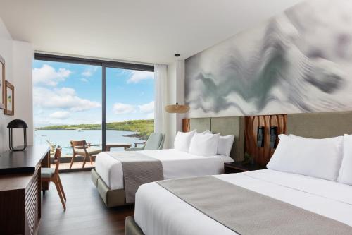 Postel nebo postele na pokoji v ubytování Hotel Indigo - Galapagos by IHG