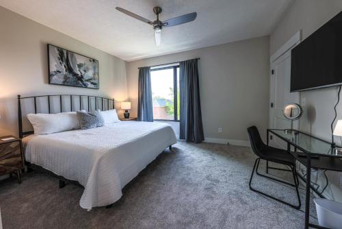 sypialnia z dużym łóżkiem i oknem w obiekcie Luxury Getaway at The Village w mieście Columbus