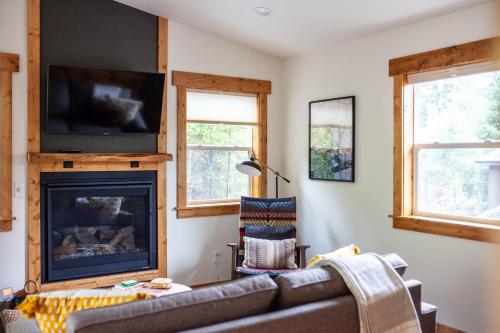 ein Wohnzimmer mit einem Sofa und einem Kamin in der Unterkunft Backwoods Cabins in Carson