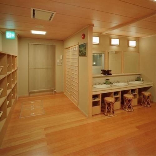 a bathroom with two sinks and two mirrors at Ryokan Ichinomatsu in Hakodate