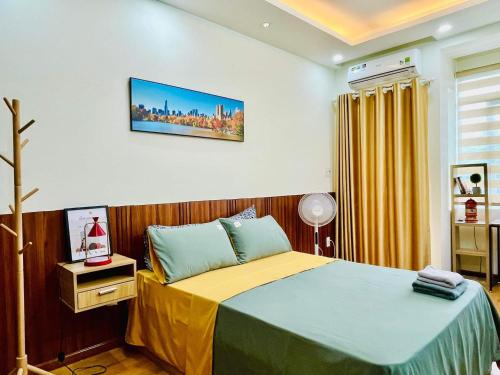 ein Schlafzimmer mit einem Bett in einem Zimmer in der Unterkunft Ule Home in Ho-Chi-Minh-Stadt
