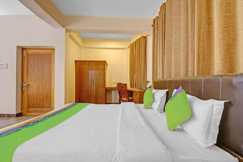 מיטה או מיטות בחדר ב-Atithi Hotel