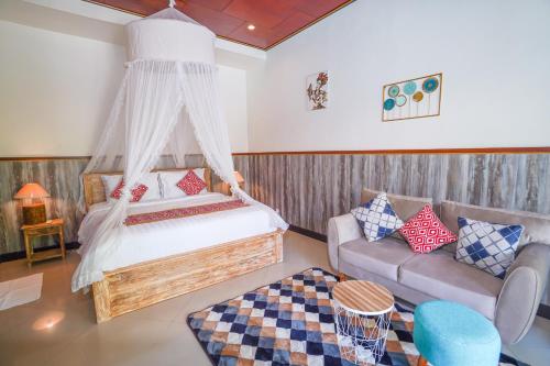 烏布的住宿－Dewata ubud，一间卧室配有一张床和一张沙发