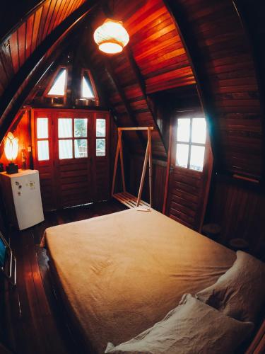 um quarto com uma cama grande num camarote em Chalé da Árvore em Belém
