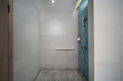 a bathroom with a shower with blue tiles at Holiday Inn Express Suzhou Shihu University Town in Suzhou