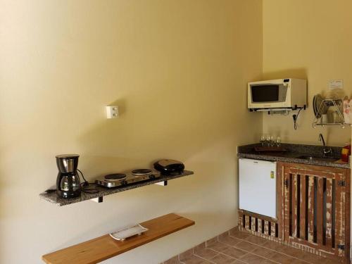 Una cocina o zona de cocina en Recanto dos Beija flores, Chalé lantana b