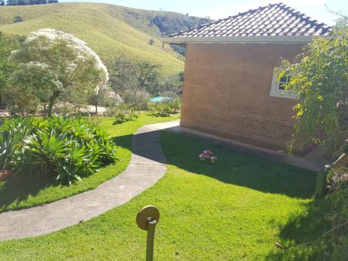 Jardín al aire libre en Recanto dos Beija flores, Chalé lantana b