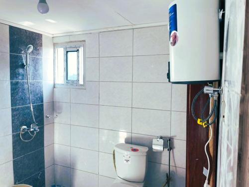 bagno con doccia e servizi igienici di Makeena Berry Cosy Mboa -- a Douala