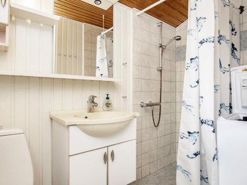 een badkamer met een wastafel en een douche bij Holiday home Frørup VI in Frørup