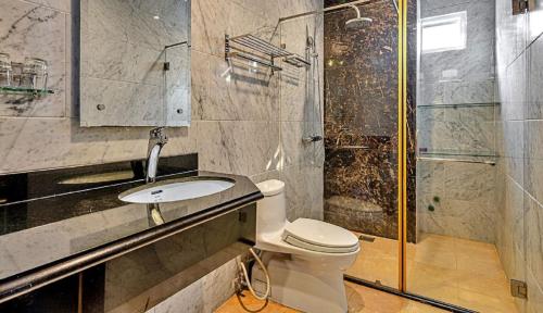 La salle de bains est pourvue de toilettes, d'un lavabo et d'une douche. dans l'établissement 345AB Sai Gon Hotel, à Hô-Chi-Minh-Ville