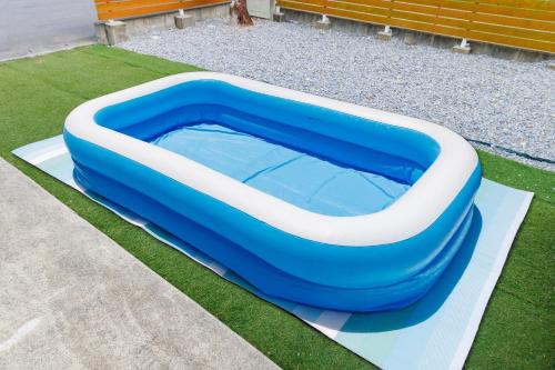 a blue and white tub sitting on the grass at BBQ可能 美ら海水族館まで5分 最大11名宿泊可能　Emerald Side3 in Urasaki