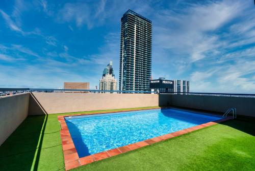 雪梨的住宿－柏偉詩城市中心酒店，建筑物屋顶上的游泳池