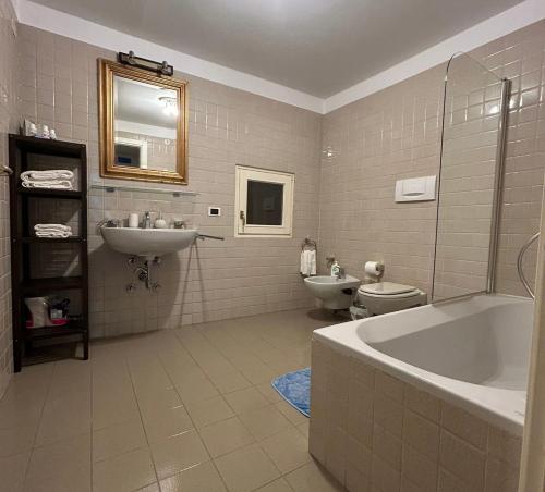 y baño con bañera, lavabo y aseo. en Casa dei Mercanti en Verona