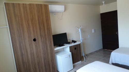 Habitación de hotel con cama, TV y habitación en Hotel Niro, en Montenegro