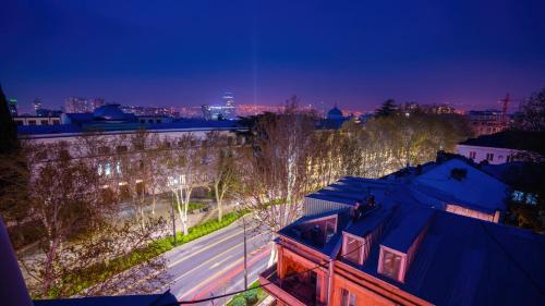 una vista di una città di notte di Tfeli Penthouse a Tbilisi City