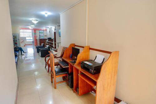 una oficina con un escritorio con una impresora. en Hotel Zulema Inn, en Esmeraldas