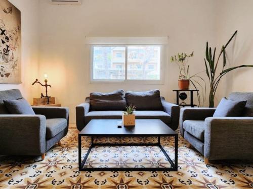 Railway House 1BR Apt w front yard 24 hours power