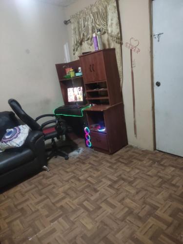 een woonkamer met een stoel en een bureau bij Casa verbenas in Hermosillo