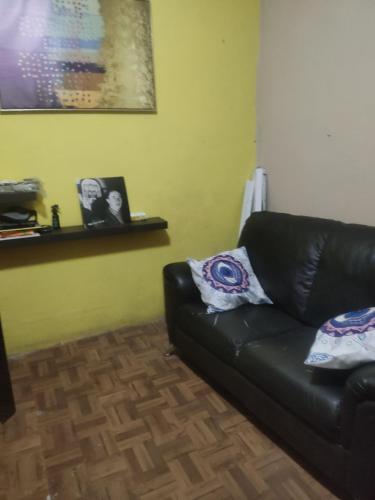 een zwarte leren bank in een woonkamer bij Casa verbenas in Hermosillo