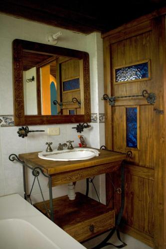 a bathroom with a sink and a mirror at Villa Salomé Apartamentos Turísticos in Duitama