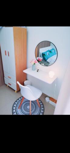 Habitación con escritorio, espejo y silla. en Shore 2 Residences 1BR Deluxe Room in MOA Complex, en Manila