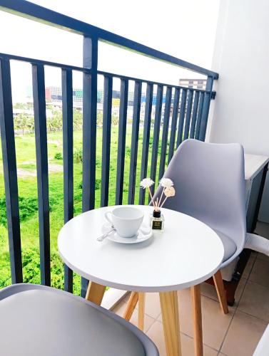 Un balcón o terraza de Shore 2 Residences 1BR Deluxe Room in MOA Complex