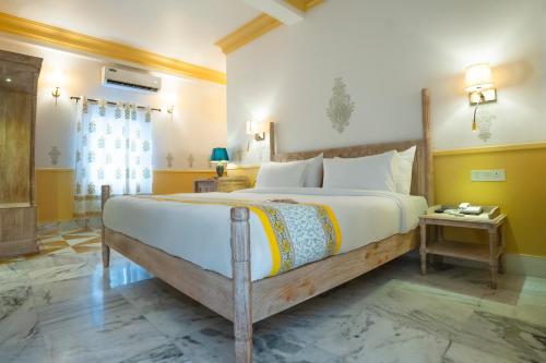 Tempat tidur dalam kamar di Dev Mahal - A Boutique Heritage Hotel