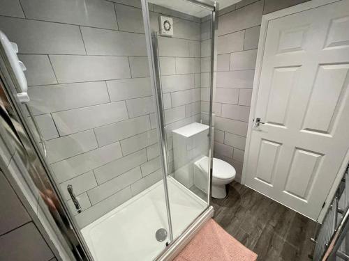 a bathroom with a shower and a toilet at Edgy 4 Bed Home in Stoke on Trent