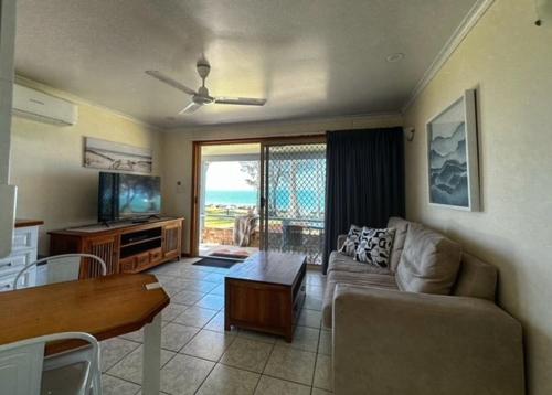 Posezení v ubytování ABSOLUTE BEACH FRONT MACKAY - Blue Pacific