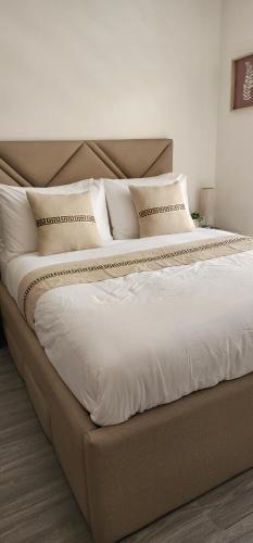 a large bed with white sheets and pillows at CozyNest - Modern 1 Bedroom Gem Luxury Smart Unit in Angeles