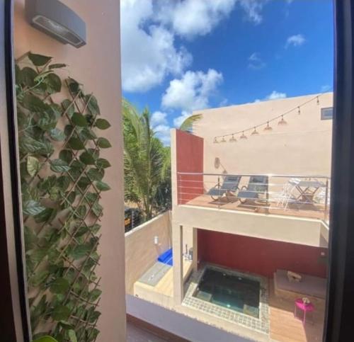 mit Blick auf einen Balkon mit einer Pflanze in der Unterkunft Villa centre Grand Baie in Grand Baie