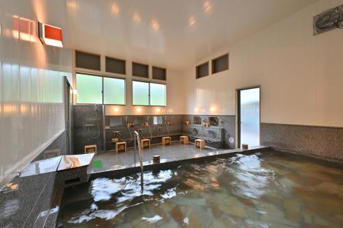 Habitación con piscina de agua en el suelo en Ryokan Tenryu en Hita
