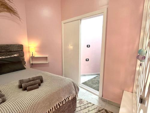- une chambre avec un lit et une porte coulissante en verre dans l'établissement Boka Bay One, à Hurghada