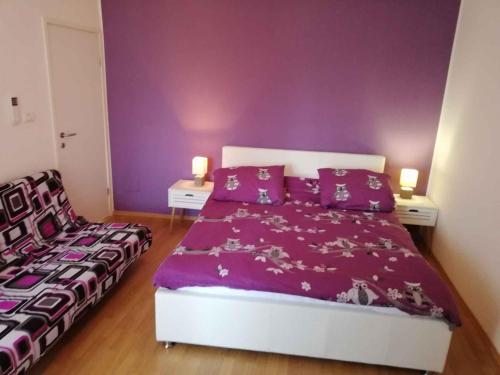 una camera con letto bianco e pareti viola di Holiday home in Motovun - Istrien 9999 a Motovun (Montona)