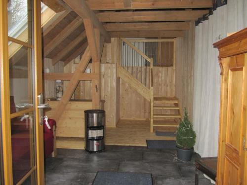 une grande chambre avec un escalier dans une maison dans l'établissement Ferienwohnung Hägelhof, à Naila