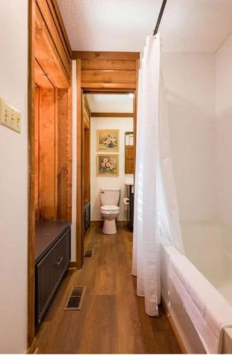 Ένα μπάνιο στο Hammock Lake House - 4BDR Lake Park Valdosta Area