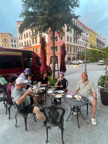 a group of people sitting at tables eating food at VĨNH KHANG HẠ LONG HOTEL in Ha Long