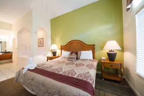 een slaapkamer met een bed en een badkamer bij 3 Bed Resort Condo Min to Disney in Kissimmee