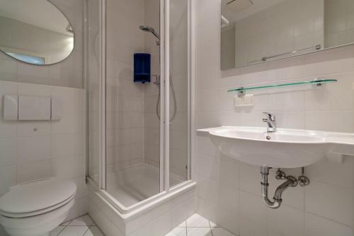 ein Badezimmer mit Toilette, Waschbecken und Dusche in der Unterkunft Villa Sirene 2-Raum Apartment, ca. 54 qm in Binz